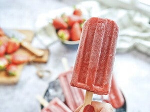 Deliciosas paletas con frutillas