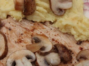 Pollo en salsa de Champiñones, puré de papa y vegetales