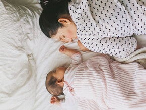 Madre y bebé haciendo colecho