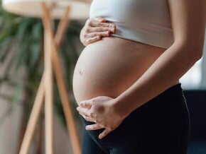 mujer con flujo de embarazo