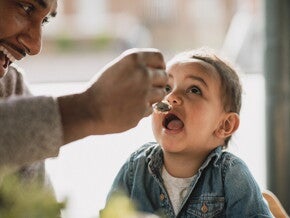 Un papá y su hijo comiendo alimentos pare evitar alergias en bebés. Un papá y su hijo comiendo alimentos pare evitar alergias en bebés.