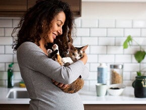 Conocé qué es la toxoplasmosis y los cuidados necesarios durante tu embarazo Mujer embarazada sosteniendo a su gatito