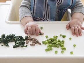 Tu guía para comenzar a darle a tu bebé alimentos sólidos