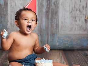 El bebé va a "soplar" su primera velita El bebé va a "soplar" su primera velita