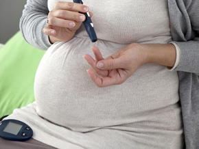 Mujer embarazada con diabetes gestacional controlando niveles de azúcar.