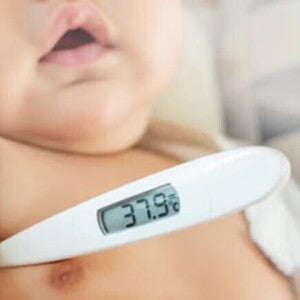 bebé con fiebre