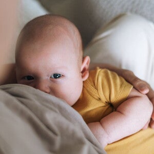 Mamá abrazando a su bebé recién nacido.