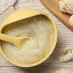 Beneficios de los cereales infantiles Tazón con cereal infantil fortificado.