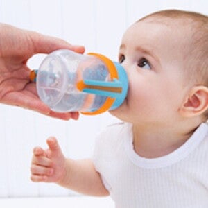 ¡Hace calor! ¿Cómo hidratar a mi bebé? Bebé tomando agua