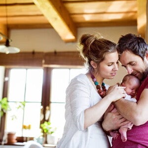 Padres cargando y abrazando a su bebé prematuro