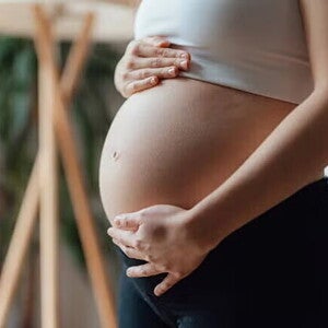 mujer con flujo de embarazo
