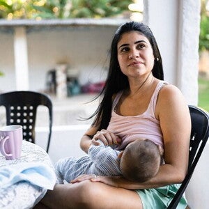 Menú para madres lactantes Madre sentada amamantando a un bebé