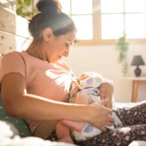 ¿Cómo prevenir la mastitis en mujeres? Mamá amamantando a su bebé