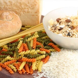 Hidratos de carbono y otros aliados en tu embarazo Plato de carbohidratos como pasta, pan y arroz.
