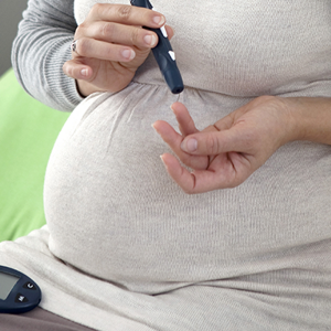 ¿Cuántos kilos es normal subir durante el embarazo? Mujer embarazada con diabetes gestacional controlando niveles de azúcar.
