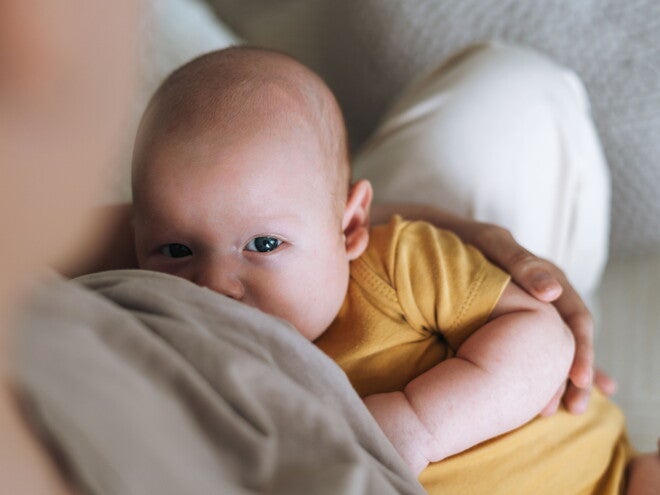 Mamá abrazando a su bebé recién nacido.