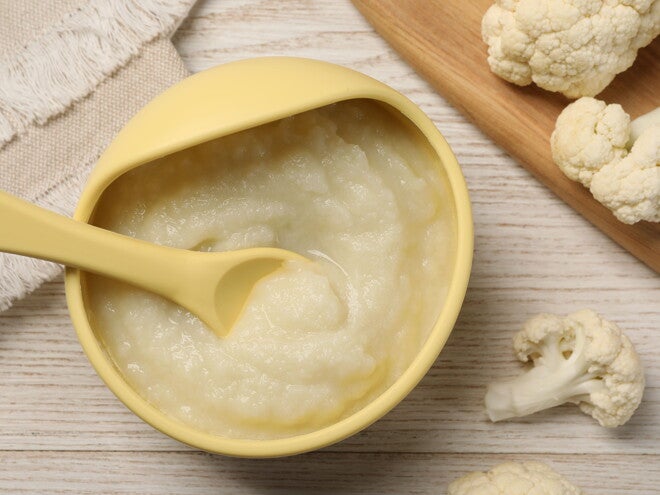 Beneficios de los cereales infantiles Tazón con cereal infantil fortificado.