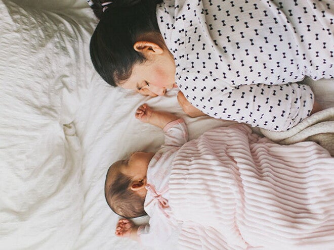 Conoce los beneficios del colecho Mamá y bebé haciendo colecho