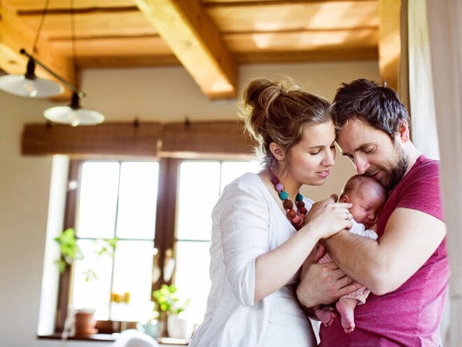 Padres cargando y abrazando a su bebé prematuro