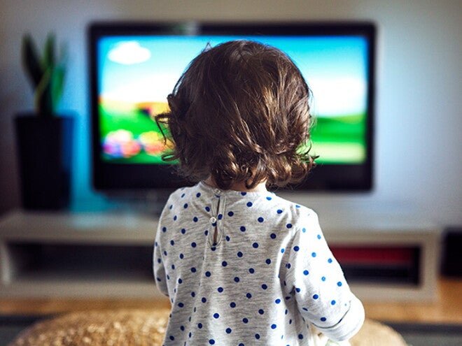 Efectos de las pantallas en bebés niño viendo dibujos animados en la tv