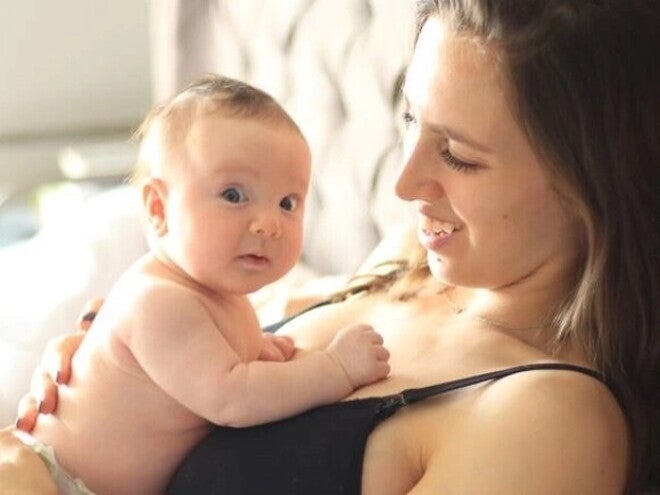 Mamá después del parto Contacto piel a piel con el bebé