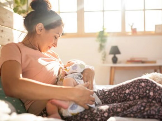 Mamá amamantando a su bebé ¿Cómo prevenir la mastitis en mujeres?