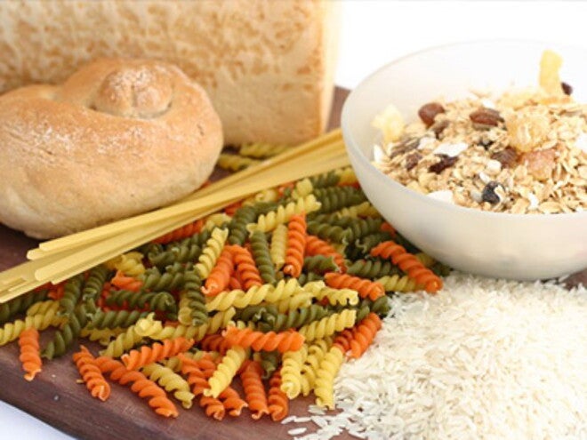 Plato de carbohidratos como pasta, pan y arroz.