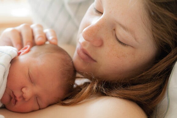 Cuidados del Bebé Recién Nacido: Guía Completa Mamá sosteniendo a su bebé recién nacido