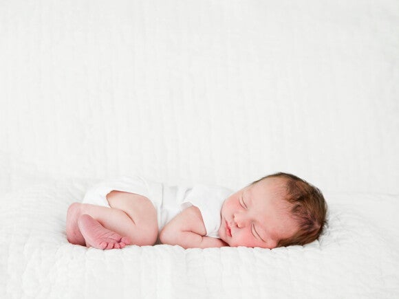 Cuidados del Bebé Recién Nacido: Guía Completa Bebé recien nacido durmiendo