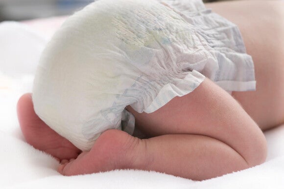 Cuidados del Bebé Recién Nacido: Guía Completa Bebé recién nacido usando pañal