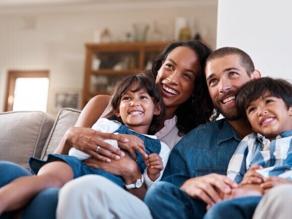Familia con un niño pequeño realizando una actividad tranquila juntos en casa.