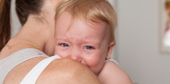 Una mamá consolando a su hija porque sufre un tipo de alergias en bebés Una mamá consolando a su hija porque sufre un tipo de alergias en bebés